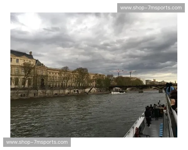 豪门之巅的幻梦：当黑白意志撞上巴黎之光，谁才是欧洲皇冠上的那颗珍珠？